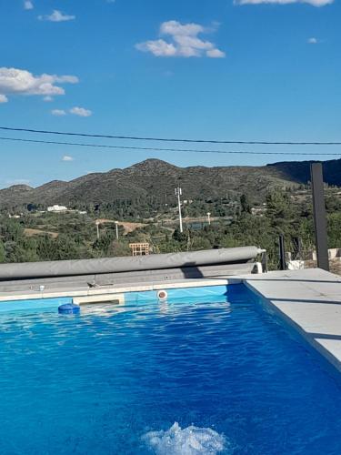 Nespecifikovaný výhled na hory nebo výhled na hory při pohledu z prázdninového domu