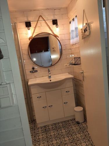 a bathroom with a sink and a mirror at Zum-Piraten in Damp