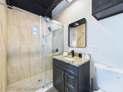 Ванная комната в Loft Getaway Near Port & Beach -Unit 203