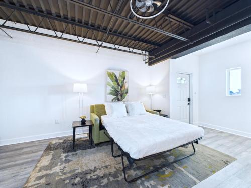 une chambre avec un lit et un canapé dans l'établissement Bright Modern Loft By Port & Beaches -unit 206, à Cap Carnaveral