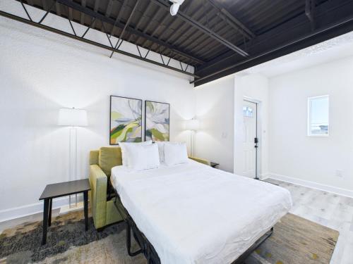 Postel nebo postele na pokoji v ubytování Chic Loft Retreat Near Port Canaveral -unit 202