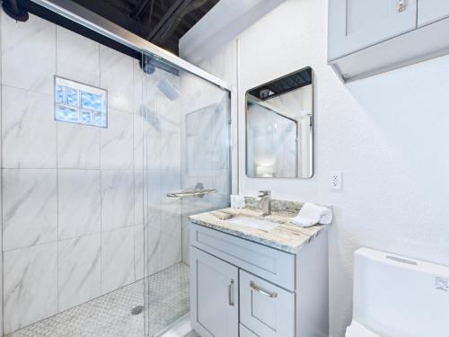 une salle de bain avec lavabo et douche dans l'établissement Sleek Coastal Loft Close To Port & Beach -unit 205, à Cap Carnaveral