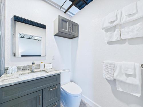 Ένα μπάνιο στο Minutes To Port! Loft Near Dining & Fun -unit 207