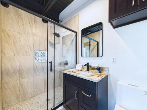 Ένα μπάνιο στο Rocket Launch View Loft Near Beach & Port-unit 209