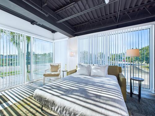 Ένα ή περισσότερα κρεβάτια σε δωμάτιο στο Rocket Launch View Loft Near Beach & Port-unit 209