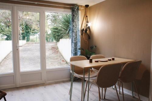 Appartement Jungle Cosy - Bureau & Fibre - 10min du Futuroscope