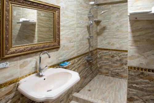 Koupelna v ubytování Pyramita Hotel