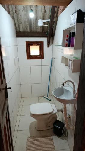 une salle de bains avec toilettes et lavabo dans l'établissement Chalédri, à Chapada dos Guimarães