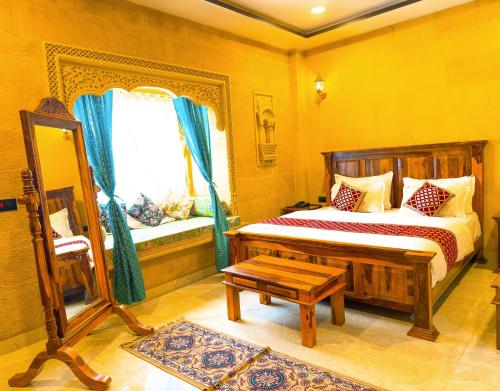 Ένα ή περισσότερα κρεβάτια σε δωμάτιο στο Gaur desert Safari