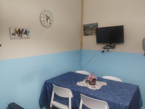 Televiisor ja/või meelelahutuskeskus majutusasutuses Departamento 1 ambiente 3 personas a metros del mar