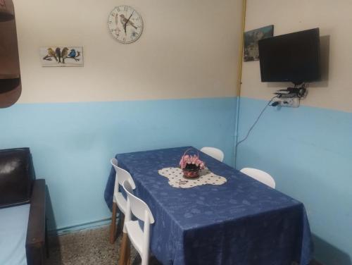 Televiisor ja/või meelelahutuskeskus majutusasutuses Departamento 1 ambiente 3 personas a metros del mar