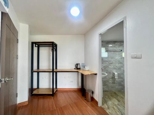 une salle de bain avec une douche à l'italienne et une porte vitrée dans l'établissement Lucky 9 Airport Hotel Phuket, à Nai Yang Beach