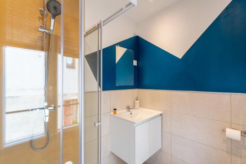 ein Badezimmer mit Waschbecken und Dusche in der Unterkunft L'étape Arlésienne in Arles