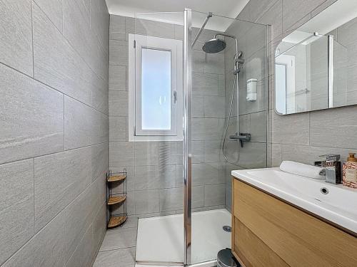ein Badezimmer mit Dusche und Waschbecken in der Unterkunft Appartement sur Riom 6 pers in Riom