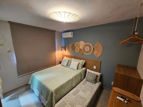 ein Schlafzimmer mit einem Bett und einem Stuhl darin in der Unterkunft Apartamento Boho Style Absolute piscina borda com borda infinita in Morro de São Paulo