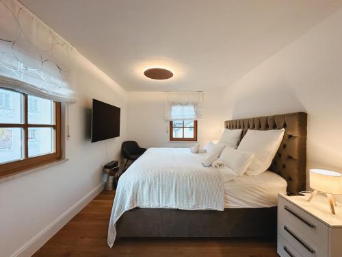 Giường trong phòng chung tại Flow Living I Zentrale Luxus Ferienwohnung