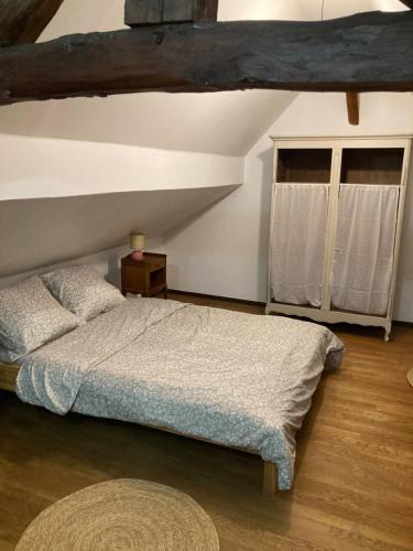 ein Schlafzimmer mit einem Bett und einem Fenster in der Unterkunft Maison avec jardin à Sully Sur Loire in Sully-sur-Loire