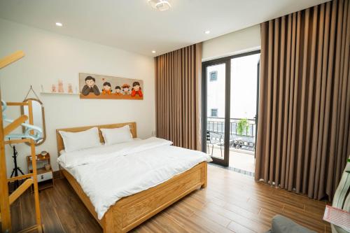 een slaapkamer met een groot bed en een balkon bij Dimori homestay in Thôn Trường Giang