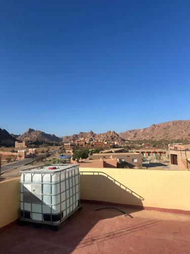 une vue d'une ville depuis le toit d'un immeuble dans l'établissement Calm & Comfortable Tafraout Apartment for families Ground Floor, à Tafraout