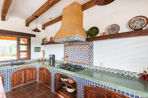 Kuchyň nebo kuchyňský kout v ubytování Villa Rey Traditional Hacienda Home Near Oaxaca