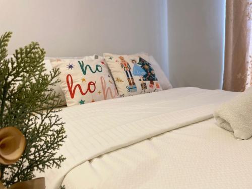 Кровать или кровати в номере Kaias Wander Staycation -Megatowers