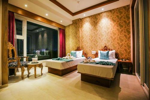 una camera d'albergo con due letti e una finestra di HOTEL KAVERI , a boutique hotel a Zirakpur