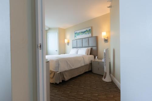 En eller flere senge i et værelse på Luxury Waterfront Condo Hilton Hotel Amenities Beach Pool Jacuzzi Jetskis Gym