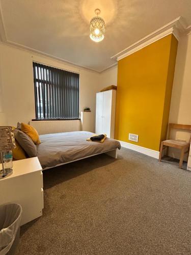 En eller flere senge i et værelse på Spacious 4 Bedroom House in Stoke on Trent