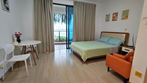 ein Schlafzimmer mit einem Bett, einem Tisch und einer Couch in der Unterkunft Superb hotel apartment in Gelang Patah