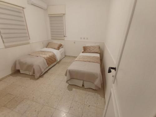 Postel nebo postele na pokoji v ubytování דירת נופש צימר אירוח בצפת צפון קרוב למקווה ורשבי