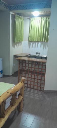 una cucina con una panca e un lavandino in una stanza di Ashara guesthouse ad Āwasa