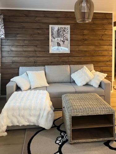 un soggiorno con un divano e un tavolo di Villa Lepikko a Rovaniemi