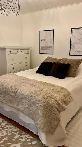 una camera da letto con un letto grande e una cassettiera di Villa Lepikko a Rovaniemi