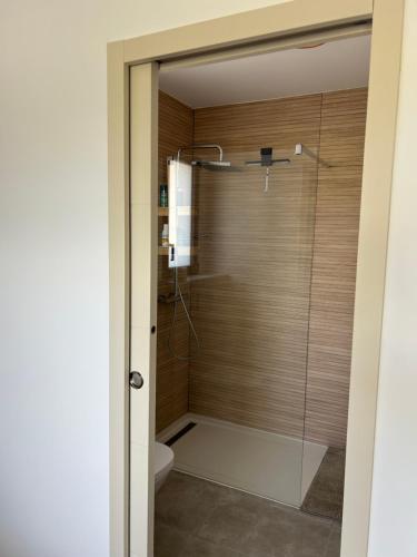 une douche en verre dans une salle de bains avec toilettes dans l'établissement Au Pied du Pic Saint Loup, à Saint-Mathieu-de-Tréviers