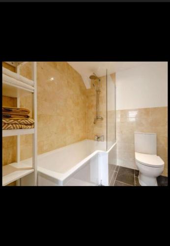 Ένα μπάνιο στο The cobblers