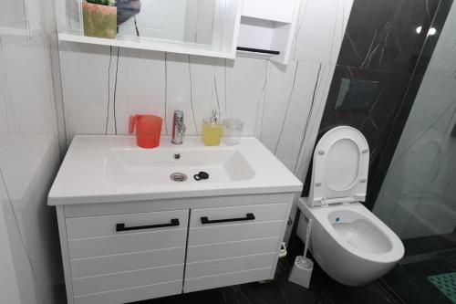 Un baño blanco con lavabo e inodoro. en Fazami001, en Mombasa