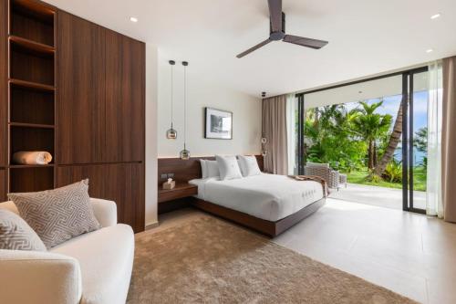 Postel nebo postele na pokoji v ubytování Emotion Villa 5BR Luxury Beachfront Retreat