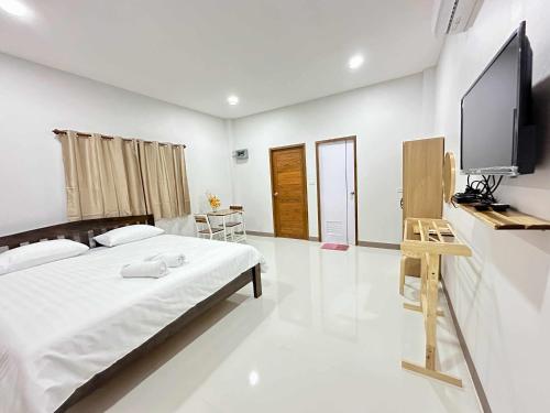 パーイにあるบ้านครูแนนปายのベッドと薄型テレビのある寝室