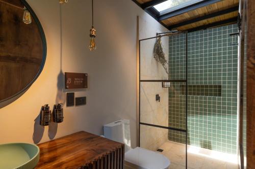 a bathroom with a glass shower and a toilet at Hotel Banyan Doradal in Puerto Triunfo