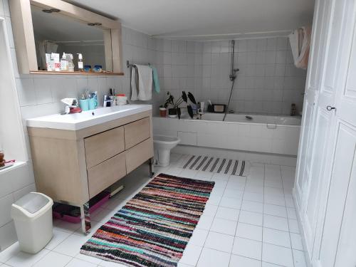 ein Badezimmer mit Waschbecken, Badewanne und Toilette in der Unterkunft Villa Maria in Condé-Sainte-Libiaire