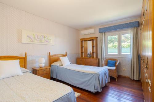 une chambre avec deux lits et une fenêtre dans l'établissement Villa Maspalomas Golf Court, à Maspalomas