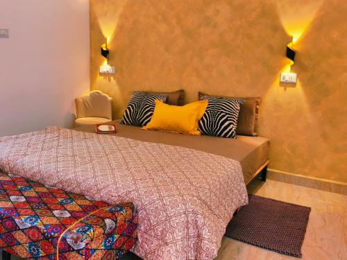 een kleine slaapkamer met een bed en een stoel bij Mitra Palolem in Canacona