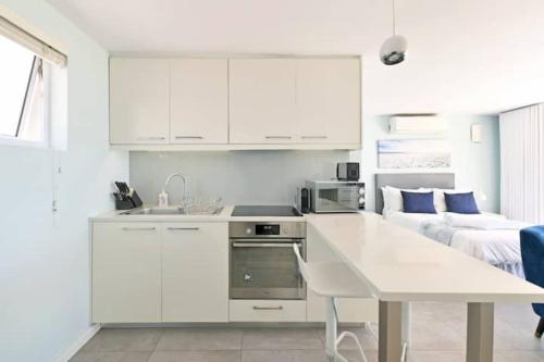 Kuchyň nebo kuchyňský kout v ubytování Allionel Shoreline Serenity Getaway Haven