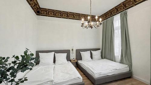 Postel nebo postele na pokoji v ubytování Apartment im Denkmal zentral in Krefeld mit hohen Decken