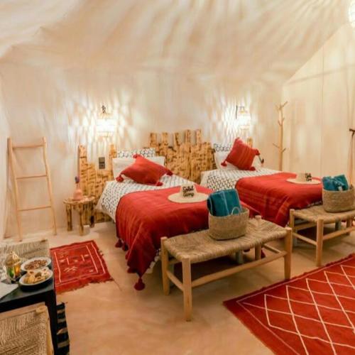 Ένα ή περισσότερα κρεβάτια σε δωμάτιο στο Merzouga whisper camp