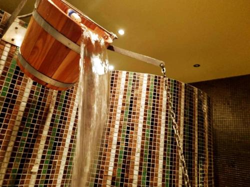 ein Wasserstrom aus einer Dusche in der Unterkunft Royal Beach hotel Apartment Pool Sea B in Sonnenstrand