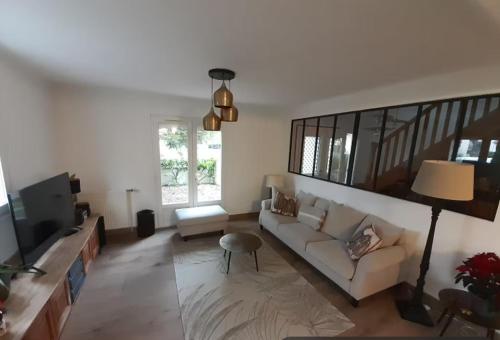 Maison rénovée avec jardin 2 chambres 2 SDB proche centre 135M