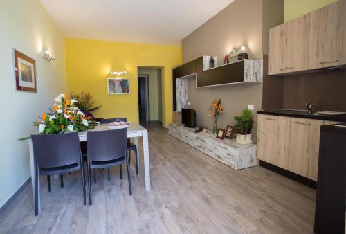 a kitchen and living room with a table and chairs at Casa Vacanze La Mattonara in Viterbo