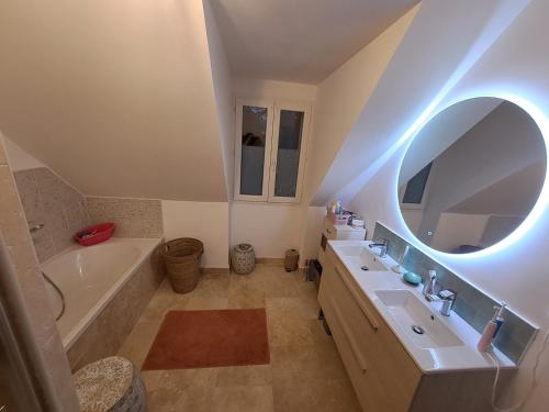 Maison rénovée avec jardin 2 chambres 2 SDB proche centre 135M