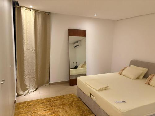 En eller flere senge i et værelse på Studio B Luxury - Waterfront